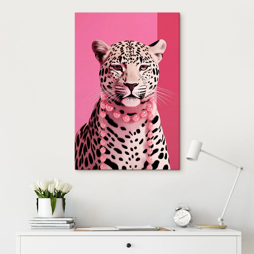 Leopard s ružovým náhrdelníkom — interiér 1
