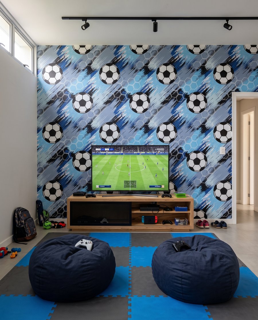 Futbaly medzi ťahmi farby — interiér 1