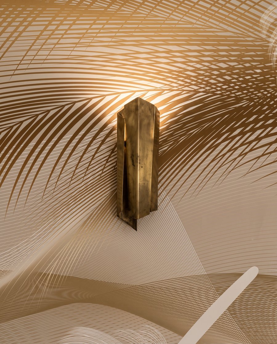 Perá v teplom svetle — detail