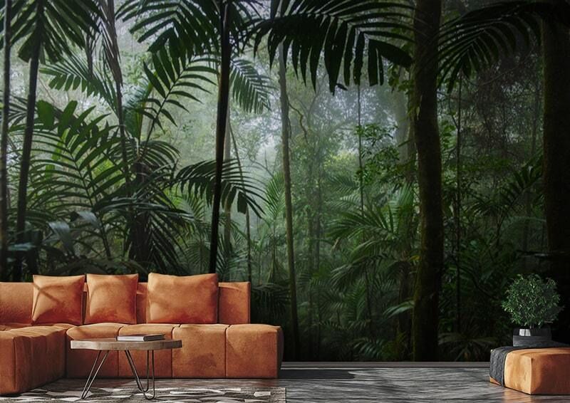 Medzi vysokými palmami v interiéri