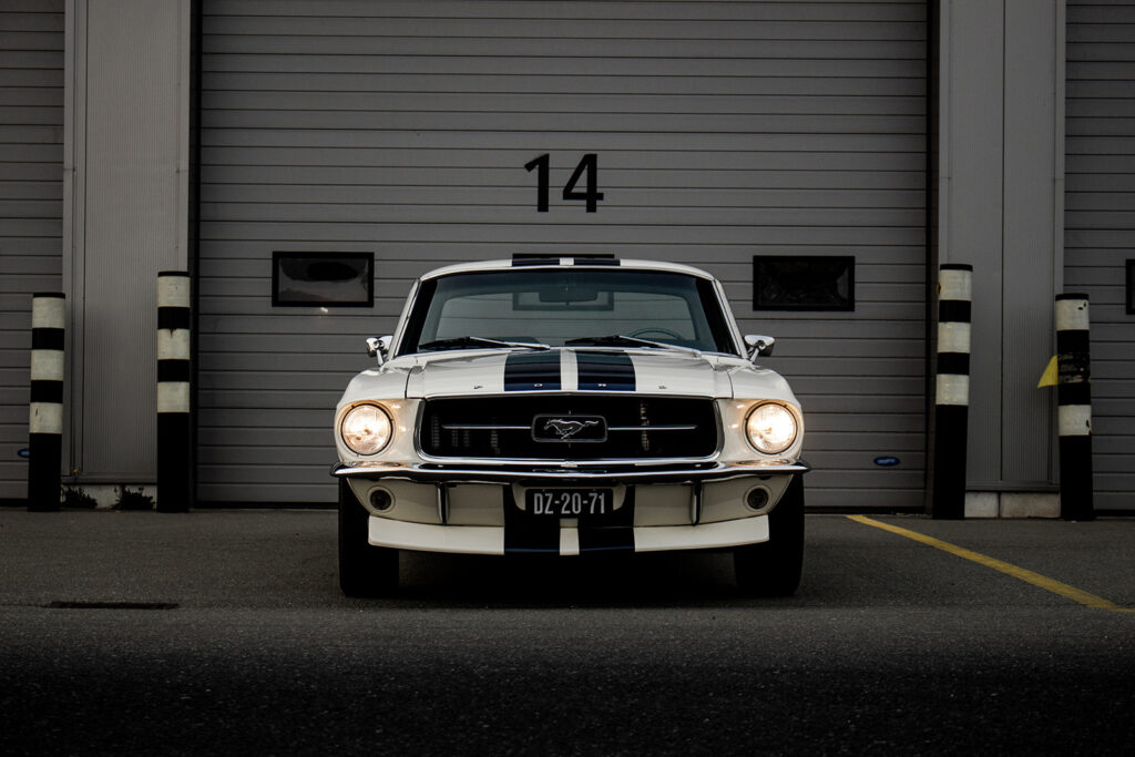 Oldtimer pred garážou — celý dizajn