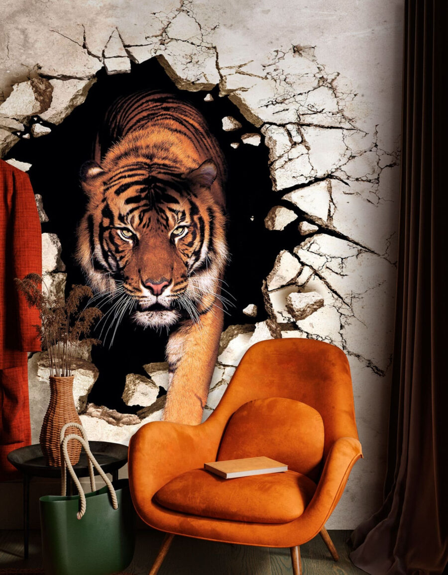 Tiger prichádza zo steny v interiéri
