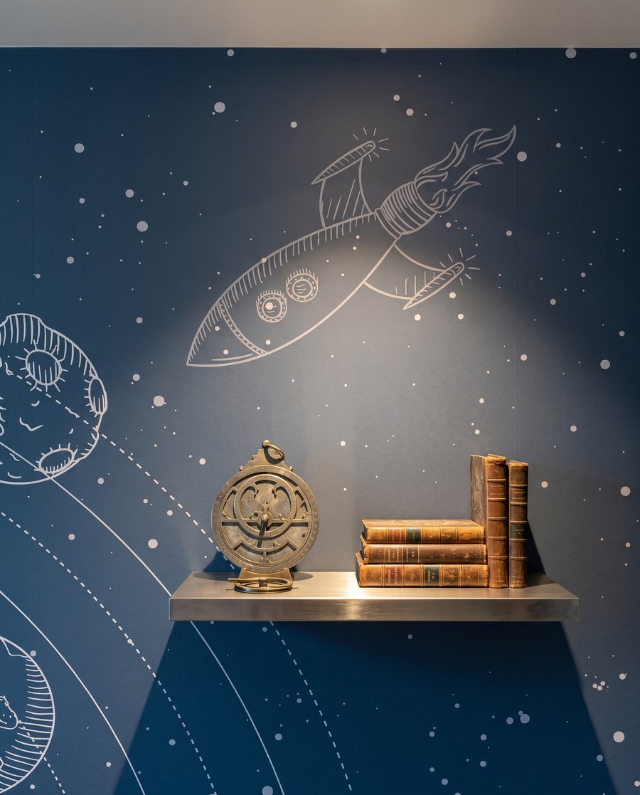 Astronaut medzi obežnými dráhami — detail