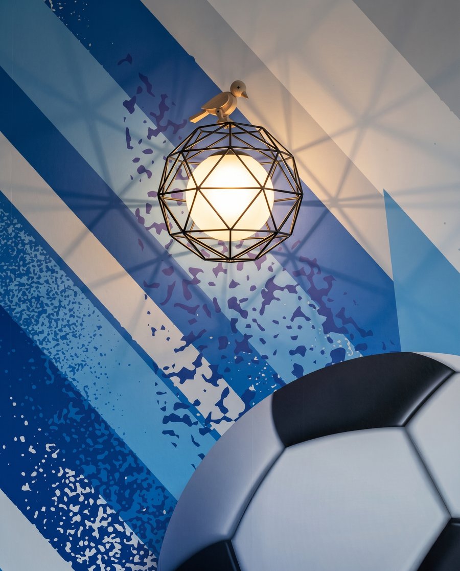 Futbalová lopta medzi pásmi — detail